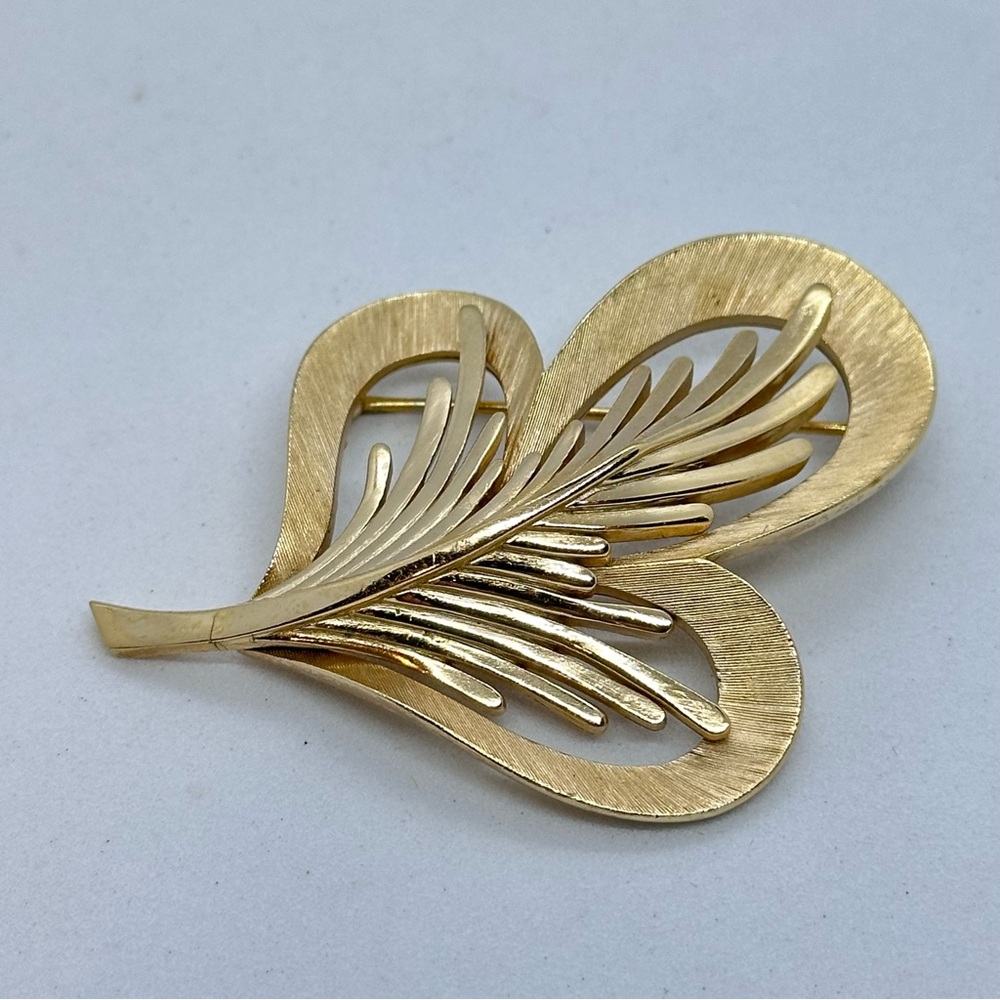 Vintage Elegant Signed Crown Trifari Leaf Brooch Pin in Gold Tone 2.5 x 2.5 Inch